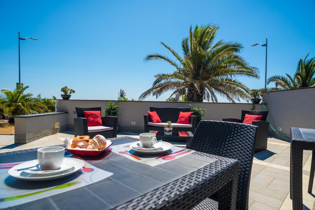 Riva Del Sol Bed & Breakfast Santa Teresa Di Riva Eksteriør bilde